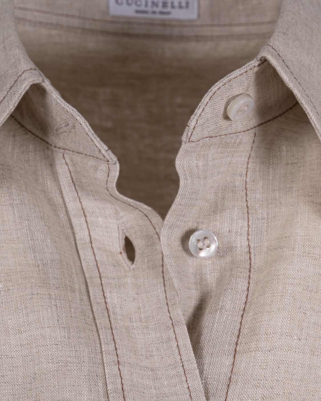 shop BRUNELLO CUCINELLI  Camicia: Brunello Cucinelli camicia in lino con Shiny Cuffs.
Chiusura con cannoncino e bottoni di madreperla.
Colletto classico.
Due taschini su petto.
Polsini con un bottone in madreperla.
Decorazione in monile Nickel-free.
Composizione: 100% LINO.
Made in Italy.. MM633RD646-C200 number 5803611